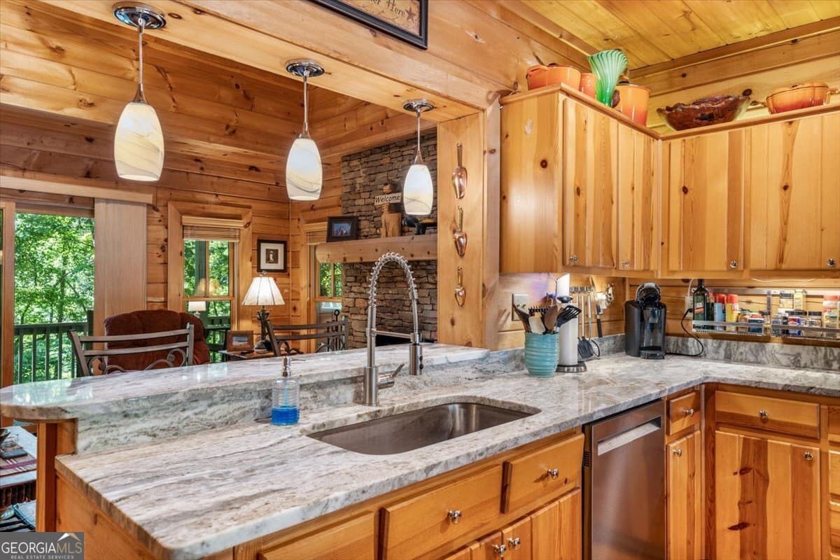 2 bedroom, 3 bathroom cabin,single family residence for sale at 808 Granite Drive 39A, Hayesville, NC 28904 — photo 6