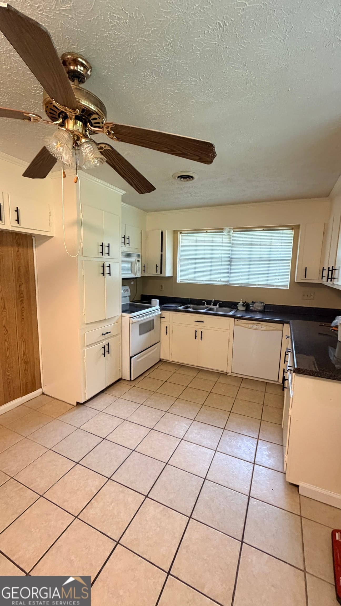 3 bedroom, 2 bathroom, 1,340 sq ft single family residence for sale at 203 Salem Drive, Rome, GA 30165 — photo 4