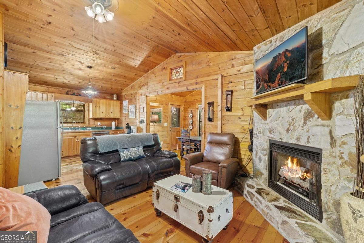 2 bedroom, 2 bathroom, 828 sq ft cabin,single family residence for sale at 129 N Cherokee Drive, Blue Ridge, GA 30513 — photo 6