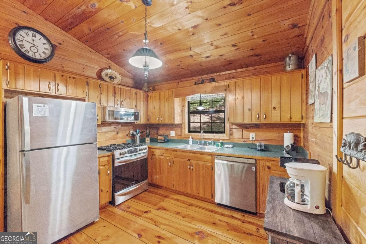2 bedroom, 2 bathroom, 828 sq ft cabin,single family residence for sale at 129 N Cherokee Drive, Blue Ridge, GA 30513 — photo 7