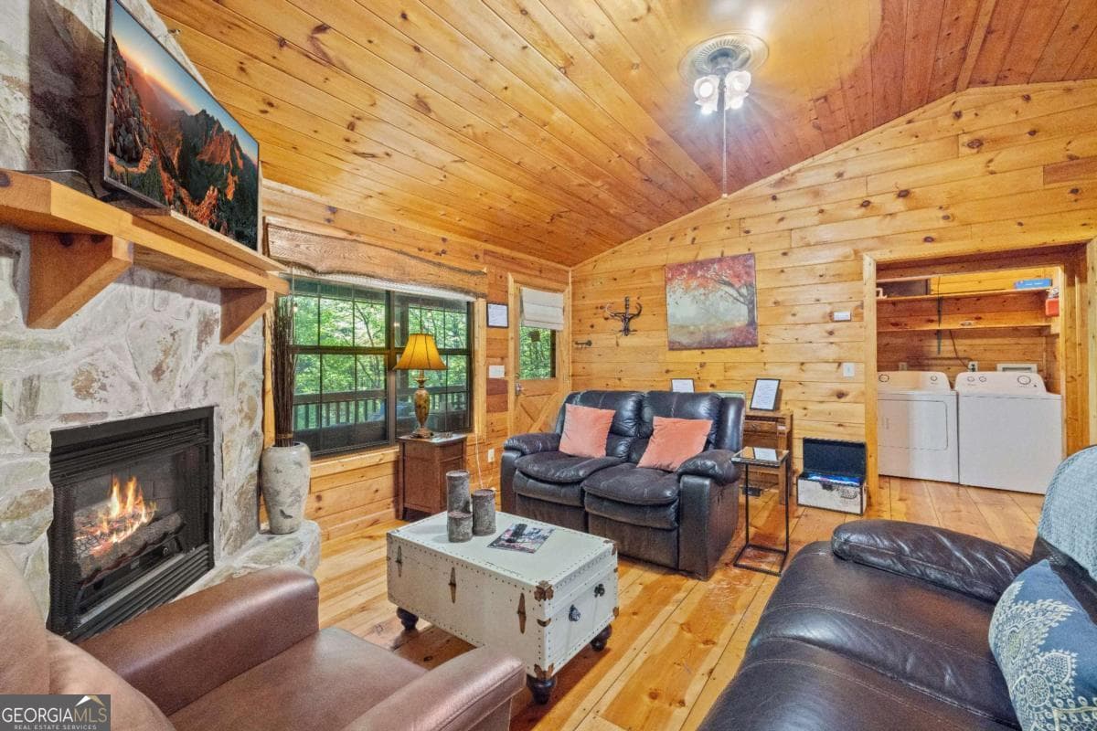 2 bedroom, 2 bathroom, 828 sq ft cabin,single family residence for sale at 129 N Cherokee Drive, Blue Ridge, GA 30513 — photo 5