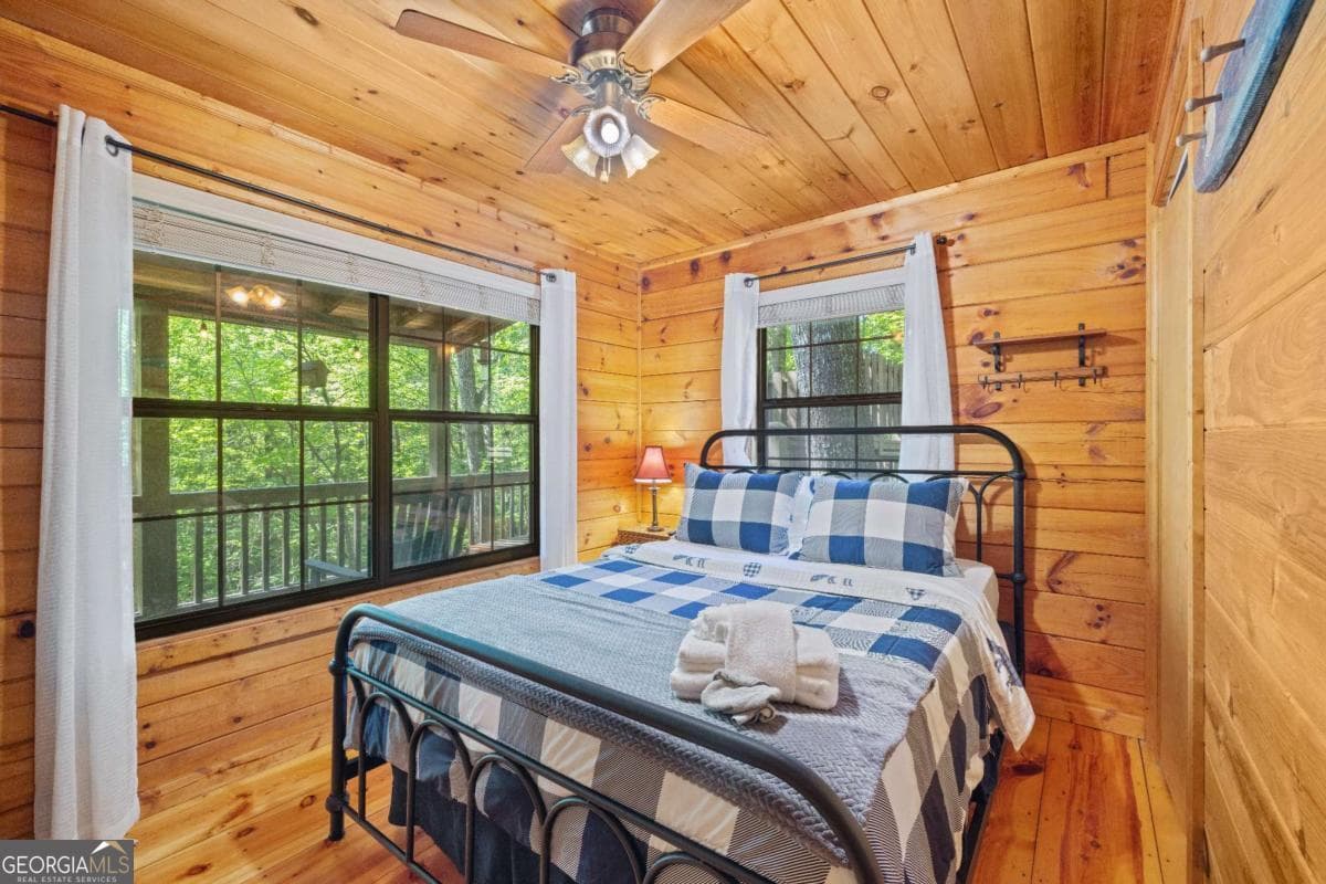 2 bedroom, 2 bathroom, 828 sq ft cabin,single family residence for sale at 129 N Cherokee Drive, Blue Ridge, GA 30513 — photo 10