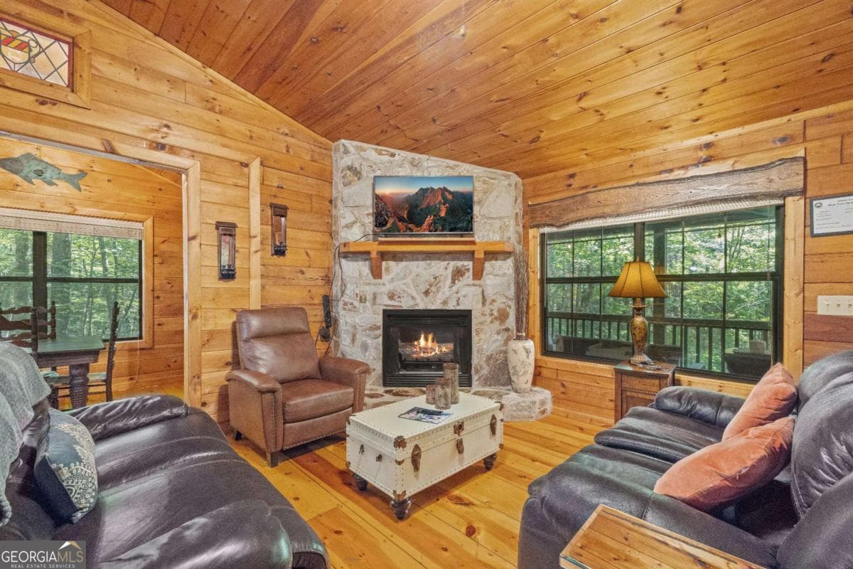 2 bedroom, 2 bathroom, 828 sq ft cabin,single family residence for sale at 129 N Cherokee Drive, Blue Ridge, GA 30513 — photo 4