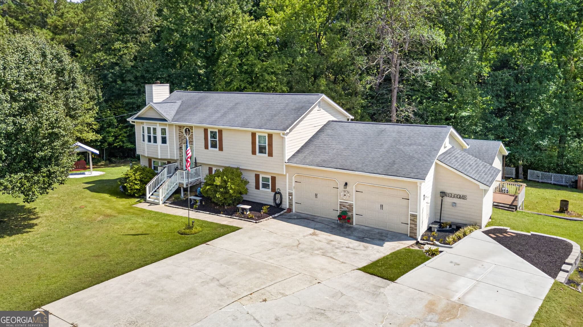 4 bedroom, 3 bathroom, 2,425 sq ft single family residence for sale at 2475 Azalea Drive, Loganville, GA 30052 — photo 2