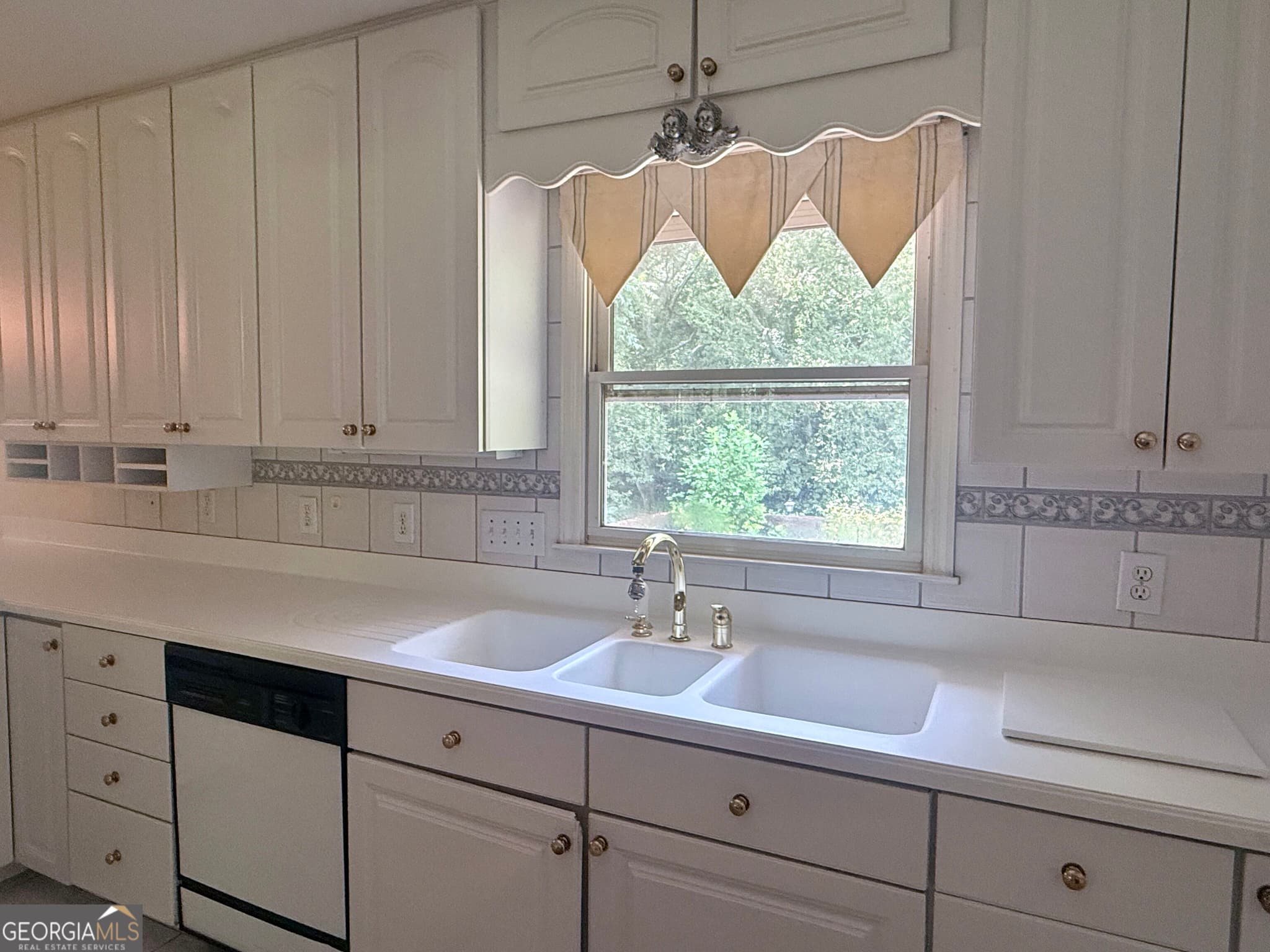 6 bedroom, 4.5 bathroom, 5,040 sq ft single family residence for sale at 139 Melrose Lane, Summerville, GA 30747 — photo 7