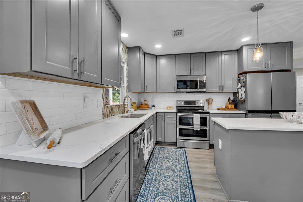 3 bedroom, 2 bathroom, 1,800 sq ft single family residence for sale at 3385 Hudson Lane, Loganville, GA 30052 — photo 3