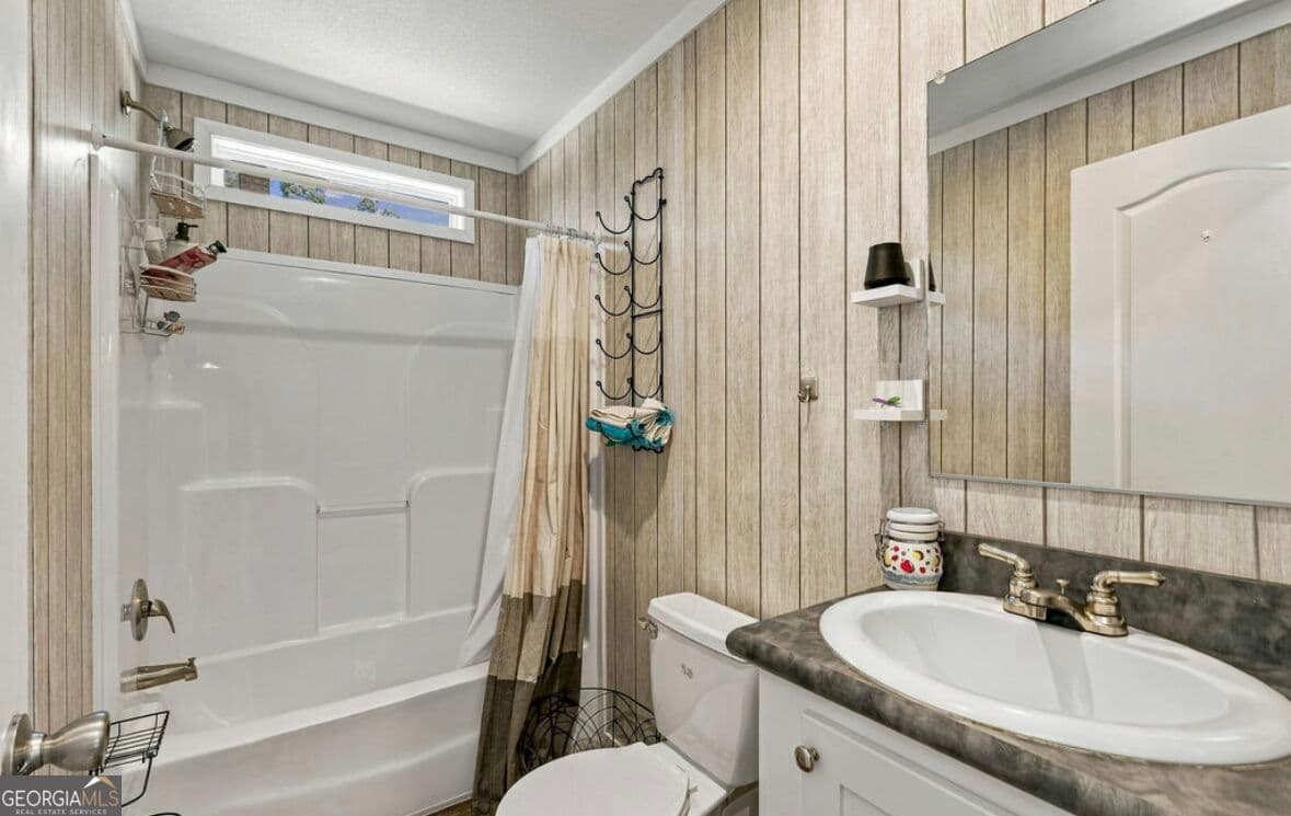 3 bedroom, 2 bathroom, 1,568 sq ft single family residence for sale at 538 E Leatherwood Road, Toccoa, GA 30577 — photo 9