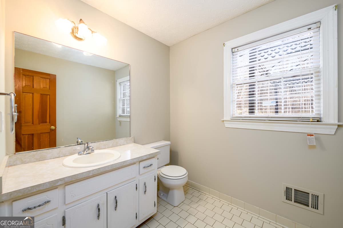 4 bedroom, 2.5 bathroom, 2,805 sq ft single family residence for sale at 6420 Phillips Place, Lithonia, GA 30058 — photo 6