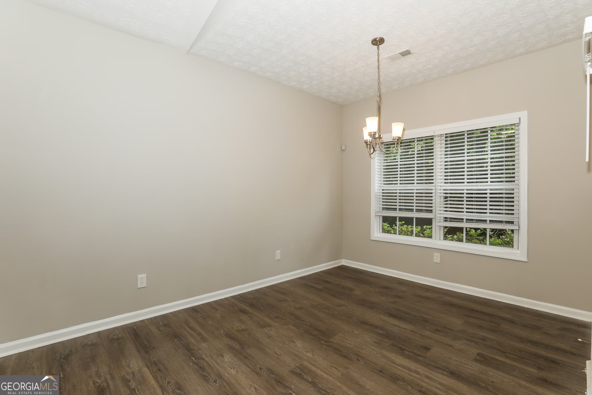 3 bedroom, 2 bathroom, 1,706 sq ft single family residence for sale at 1055 Maple Leaf Drive, Mcdonough, GA 30253 — photo 7