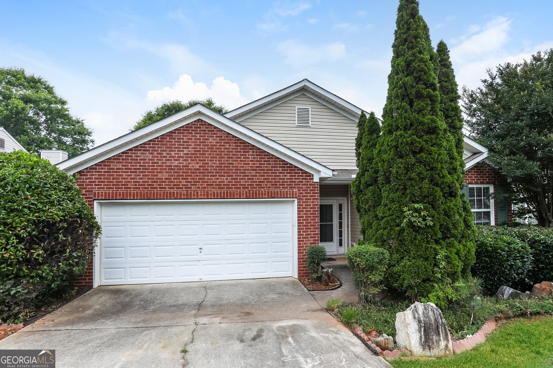 3 bedroom, 2 bathroom, 1,706 sq ft single family residence for sale at 1055 Maple Leaf Drive, Mcdonough, GA 30253 — photo 1 of 21