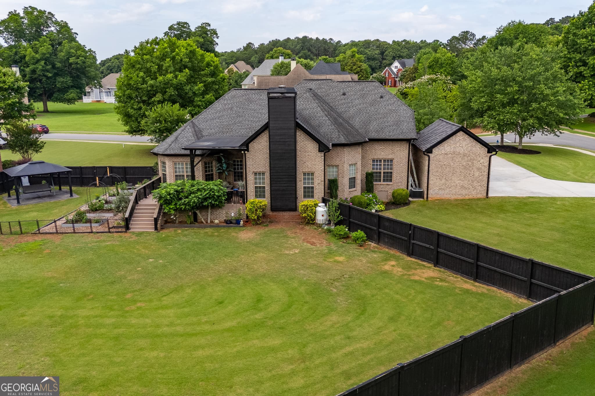 4 bedroom, 3.5 bathroom, 3,342 sq ft single family residence for sale at 1070 Saint Albans Path, Watkinsville, GA 30677 — photo 4