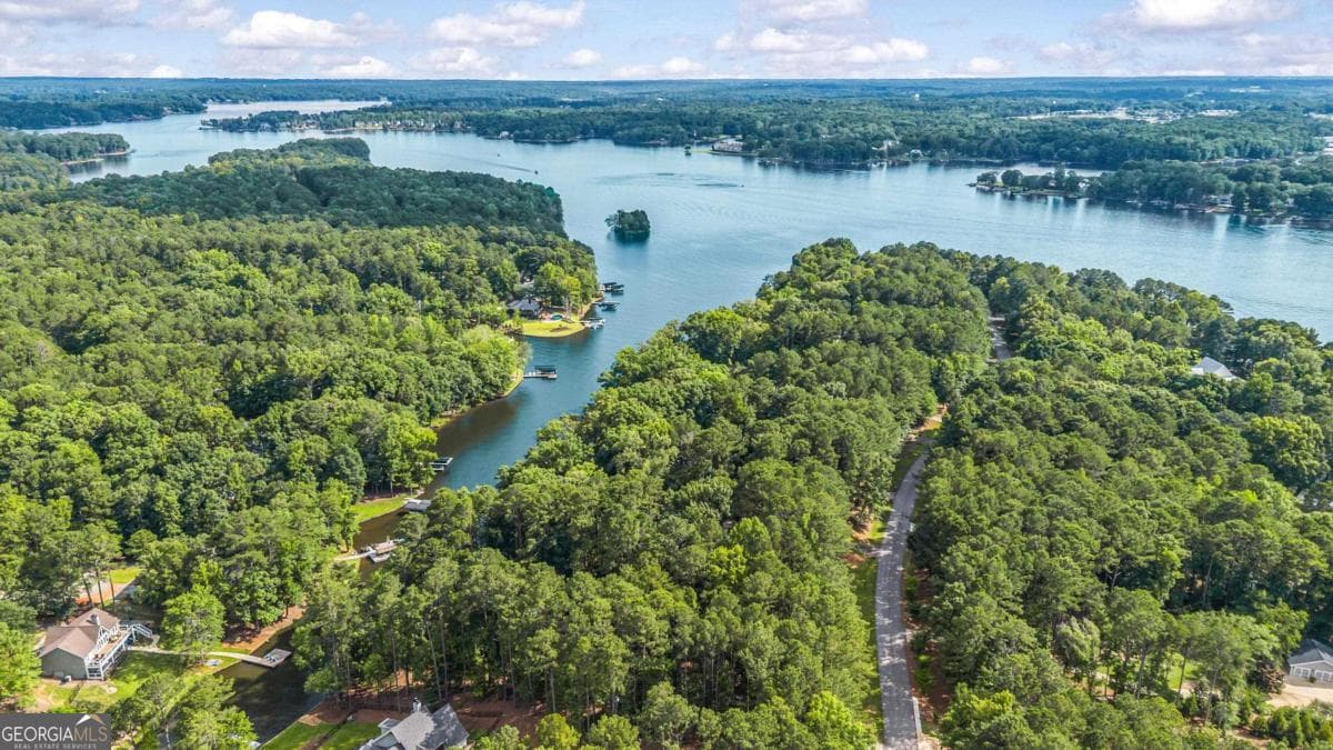 3 bedroom, 4 bathroom, 2,496 sq ft single family residence for sale at 1110 Cosby Circle, Greensboro, GA 30642 — photo 8