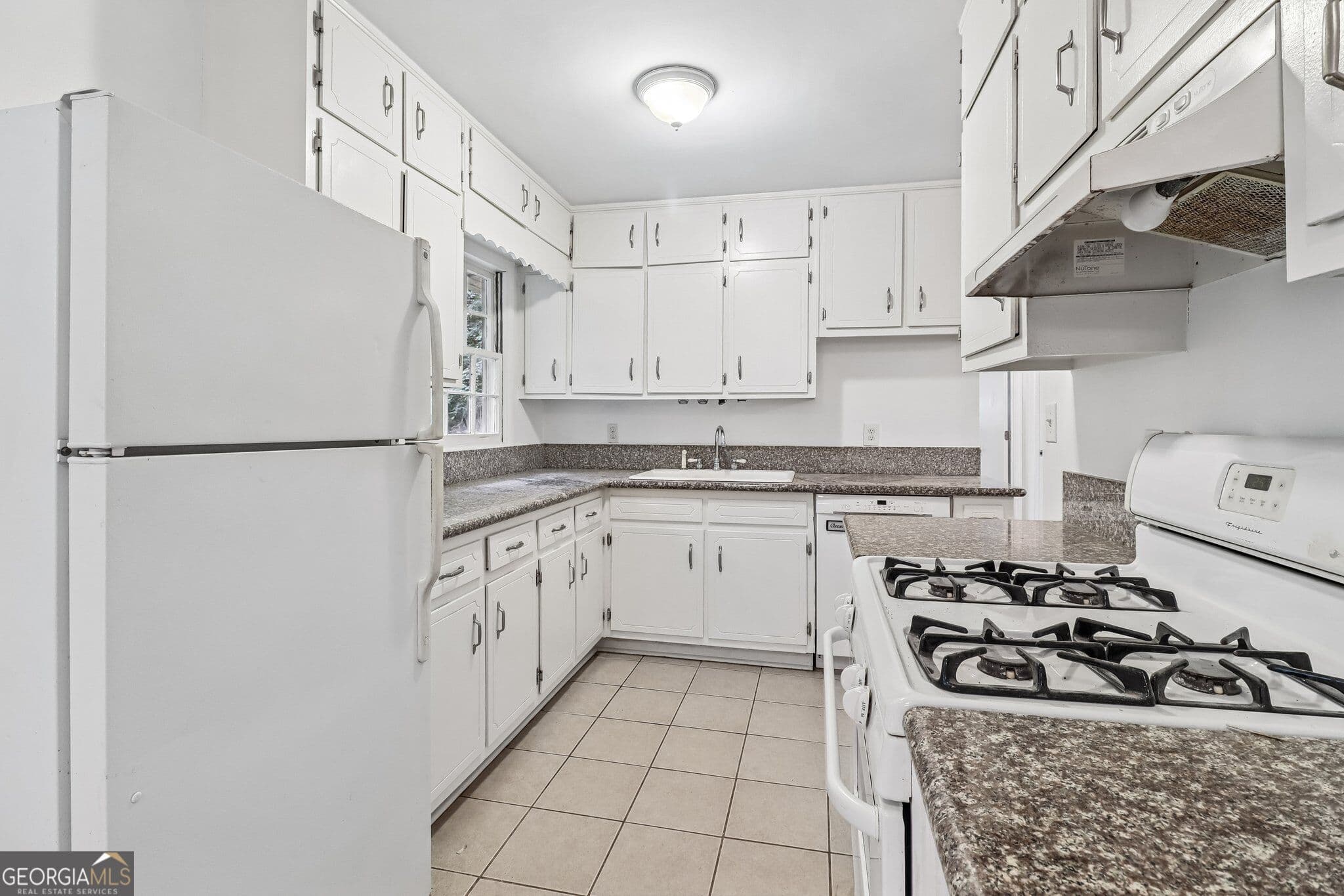 3 bedroom, 1.5 bathroom, 912 sq ft single family residence for sale at 923 Verdi Way, Clarkston, GA 30021 — photo 6