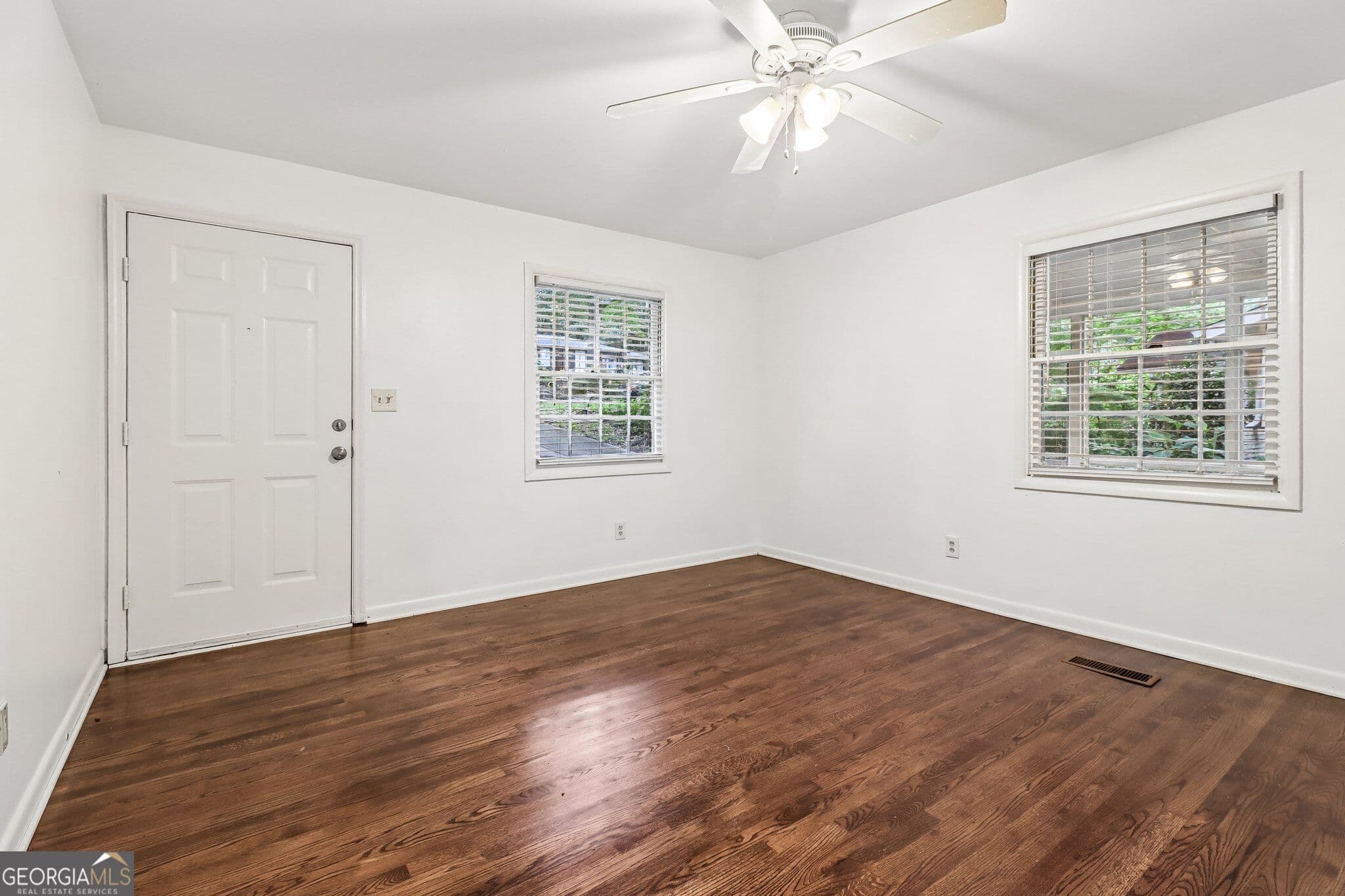 3 bedroom, 1.5 bathroom, 912 sq ft single family residence for sale at 923 Verdi Way, Clarkston, GA 30021 — photo 4