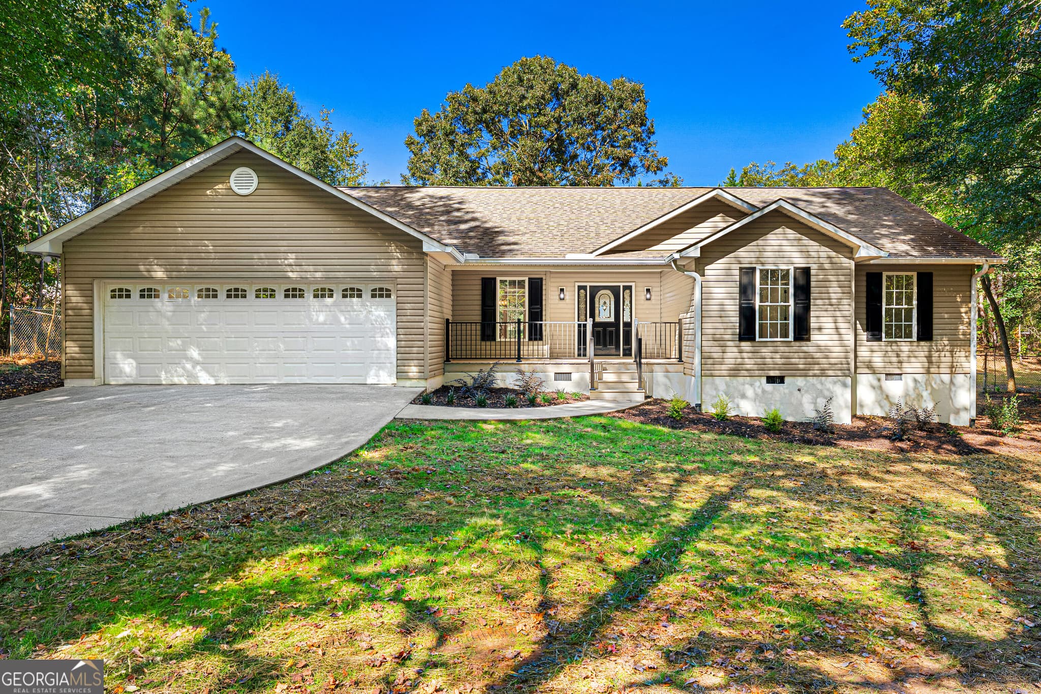 3 bedroom, 2 bathroom, 1,564 sq ft single family residence for sale at 416 Greenbriar Drive, Hartwell, GA 30643 — photo 1 of 47
