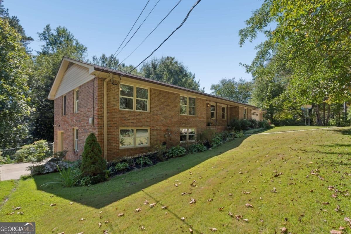 4 bedroom, 3 bathroom, 2,114 sq ft single family residence for sale at 2458 Emory Lane, Marietta, GA 30068 — photo 3