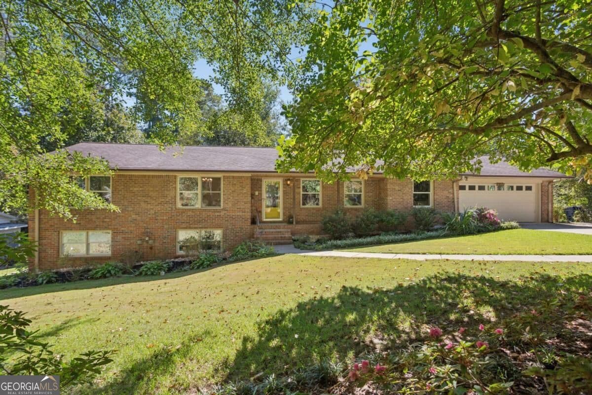 4 bedroom, 3 bathroom, 2,114 sq ft single family residence for sale at 2458 Emory Lane, Marietta, GA 30068 — photo 4