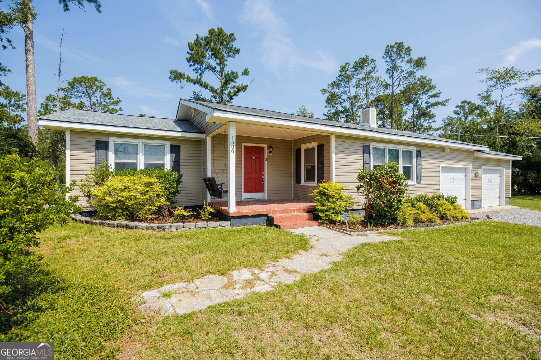 3 bedroom, 2 bathroom, 1,597 sq ft single family residence for sale at 1600 Beauford Place, Valdosta, GA 31602 — photo 2