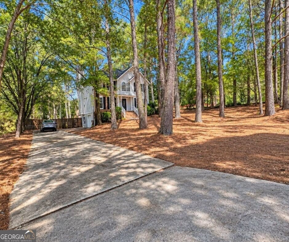3 bedroom, 2.5 bathroom, 1,904 sq ft single family residence for sale at 3801 Brittan Glade Trail, Snellville, GA 30039 — photo 2