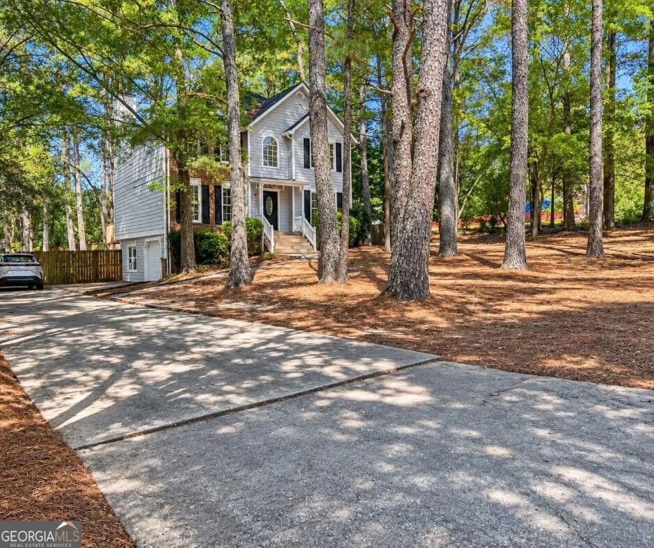 3 bedroom, 2.5 bathroom, 1,904 sq ft single family residence for sale at 3801 Brittan Glade Trail, Snellville, GA 30039 — photo 3