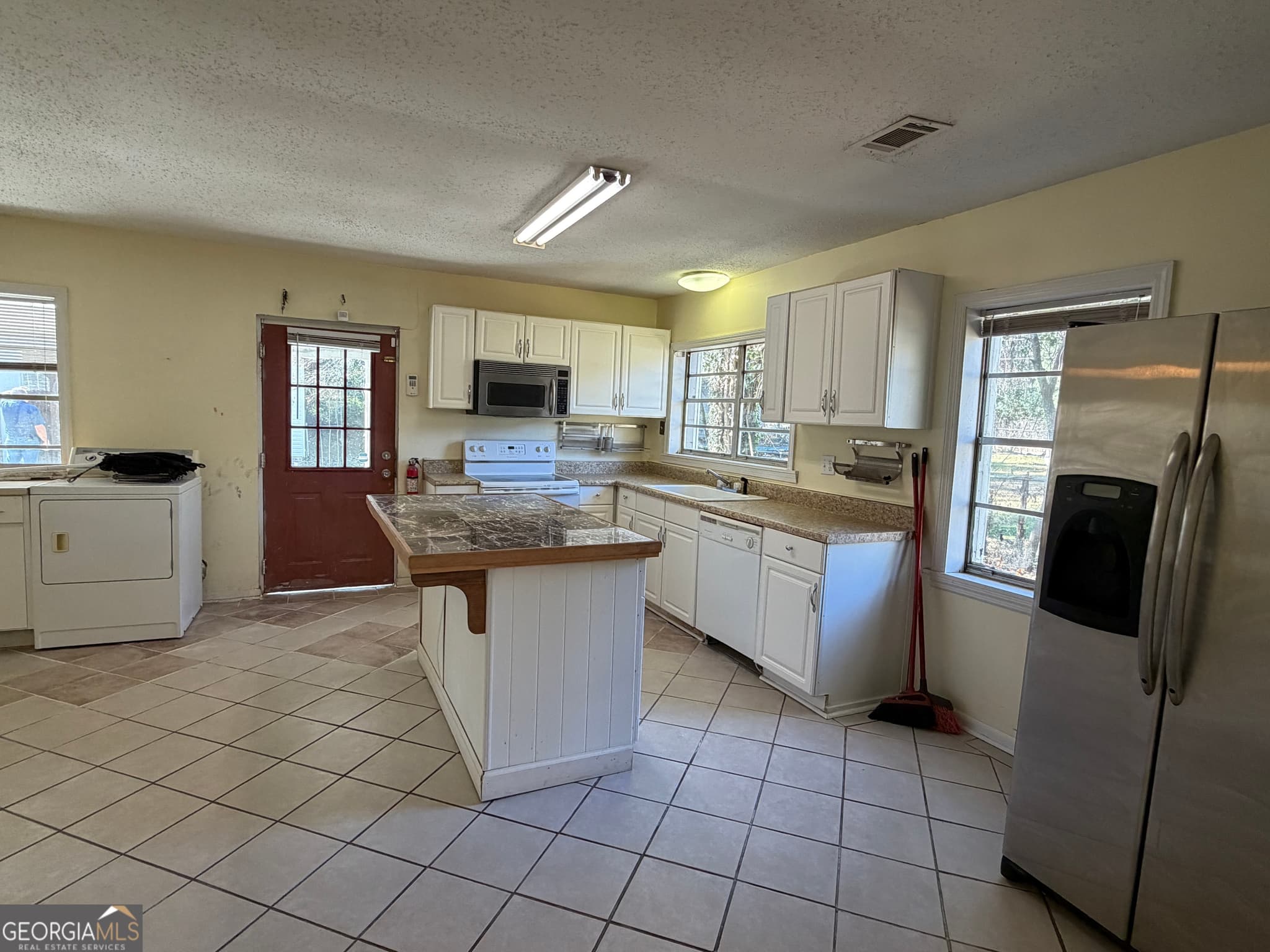 3 bedroom, 2 bathroom, 1,344 sq ft single family residence for sale at 207 Eaker Drive, Warner Robins, GA 31088 — photo 2