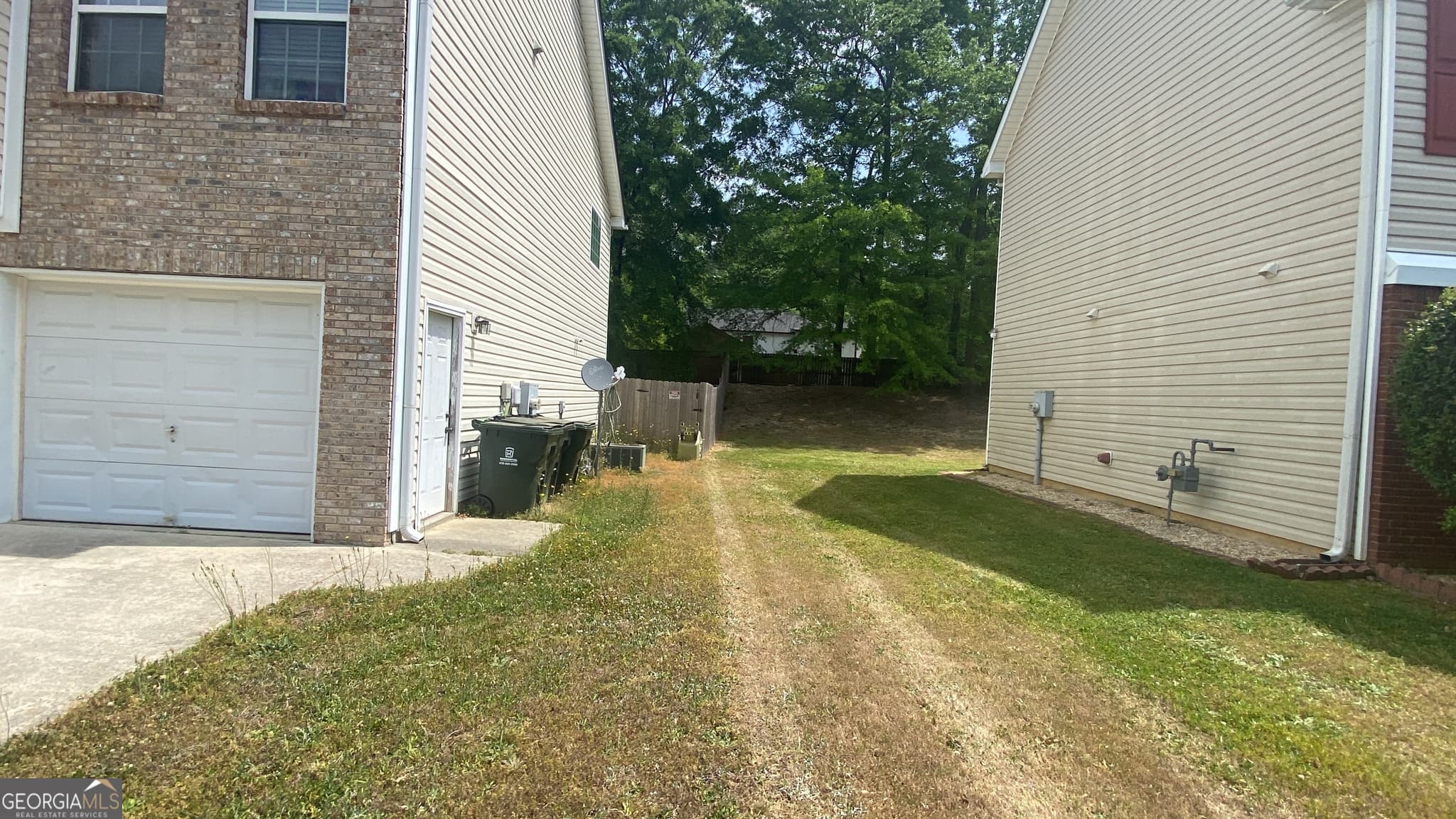6 bedroom, 3 bathroom, 2,300 sq ft single family residence for sale at 2663 Holmes Mill Place, Marietta, GA 30064 — photo 2