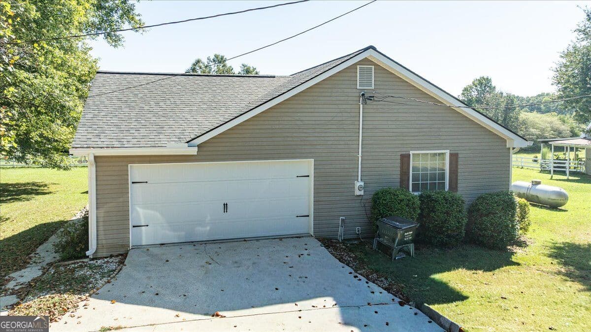 4 bedroom, 2 bathroom, 2,001 sq ft single family residence for sale at 358 Roscoe Davis Road, Monroe, GA 30656 — photo 4