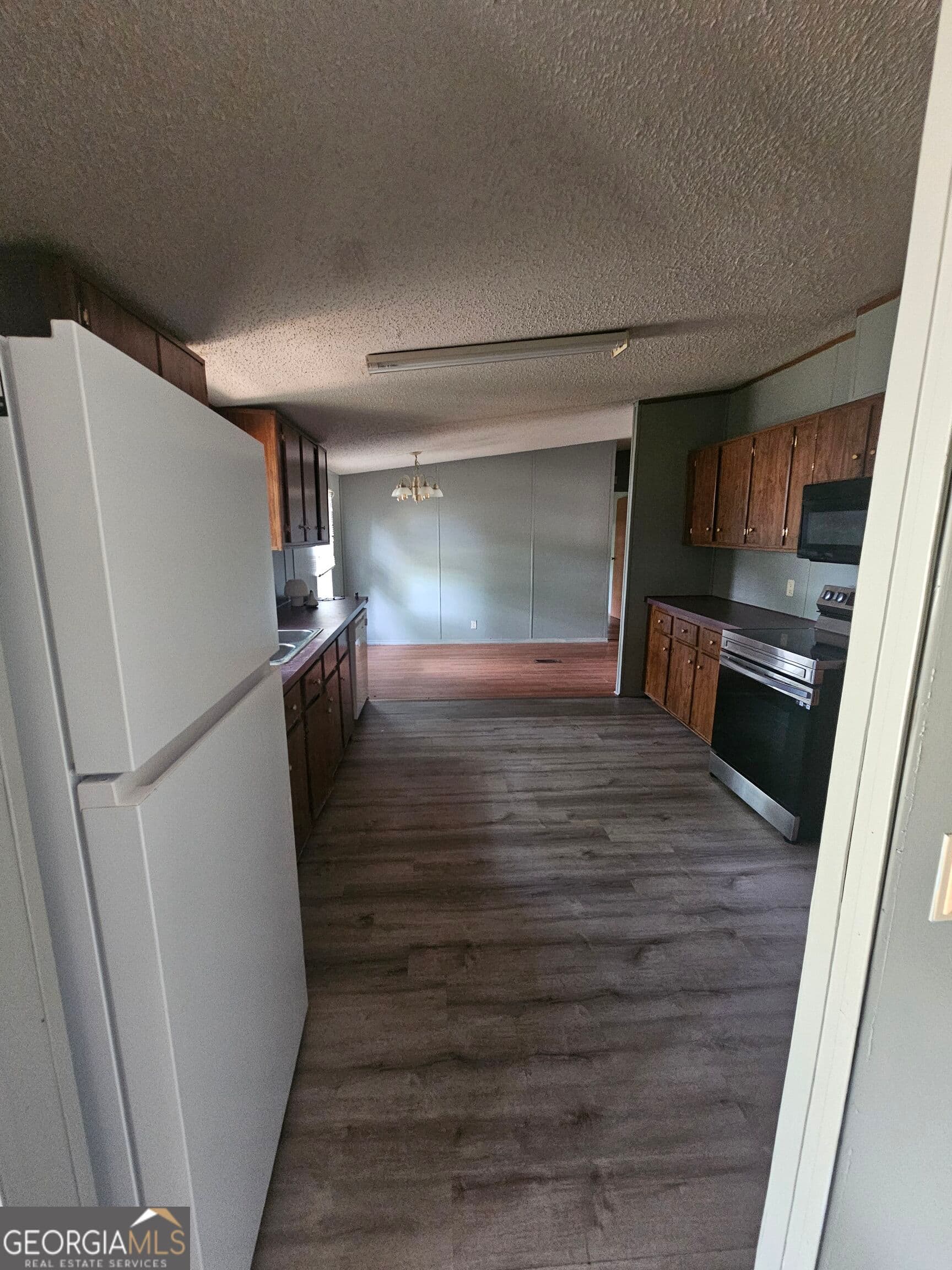 3 bedroom, 3 bathroom, 1,792 sq ft single family residence for sale at 33 Sherwood Forest Drive, Allenhurst, GA 31301 — photo 5