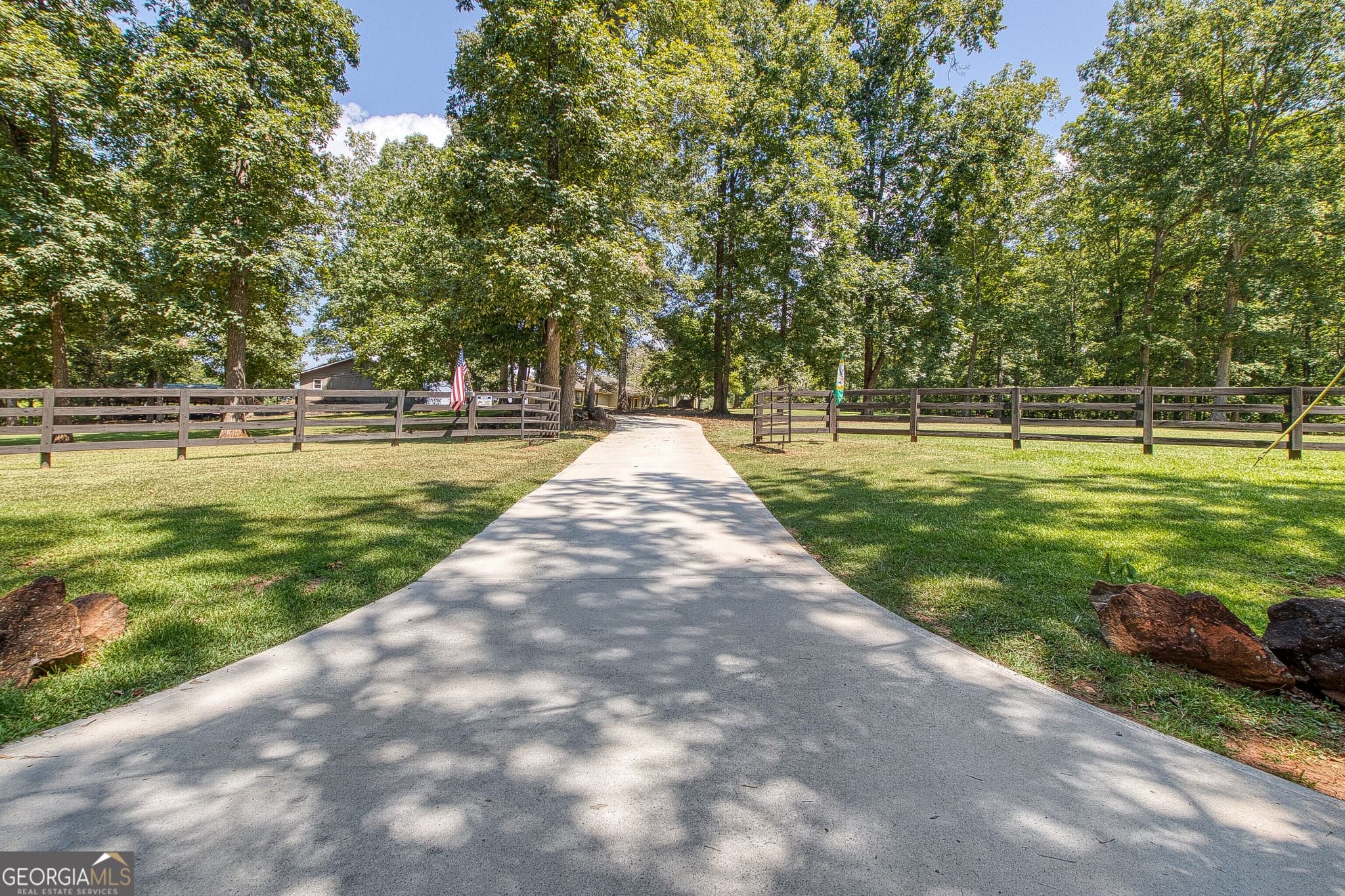4 bedroom, 3.5 bathroom, 3,922 sq ft single family residence for sale at 792 Fincher Road, Moreland, GA 30259 — photo 2