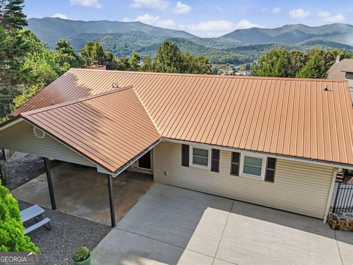 3 bedroom, 3 bathroom, 2,259 sq ft single family residence under contract at 30 Chancey Ridge Drive, Hiawassee, GA 30546 — photo 2