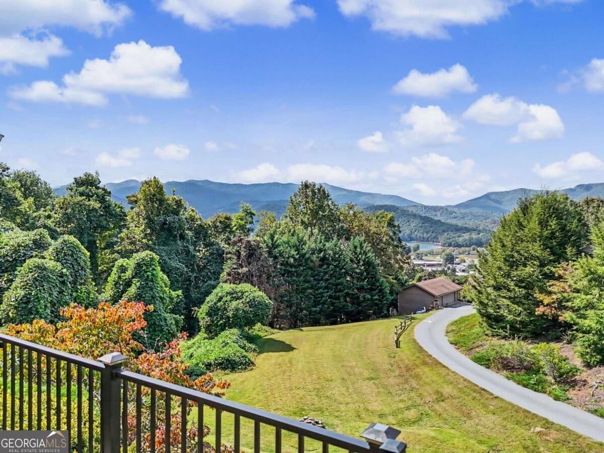3 bedroom, 3 bathroom, 2,259 sq ft single family residence under contract at 30 Chancey Ridge Drive, Hiawassee, GA 30546 — photo 5