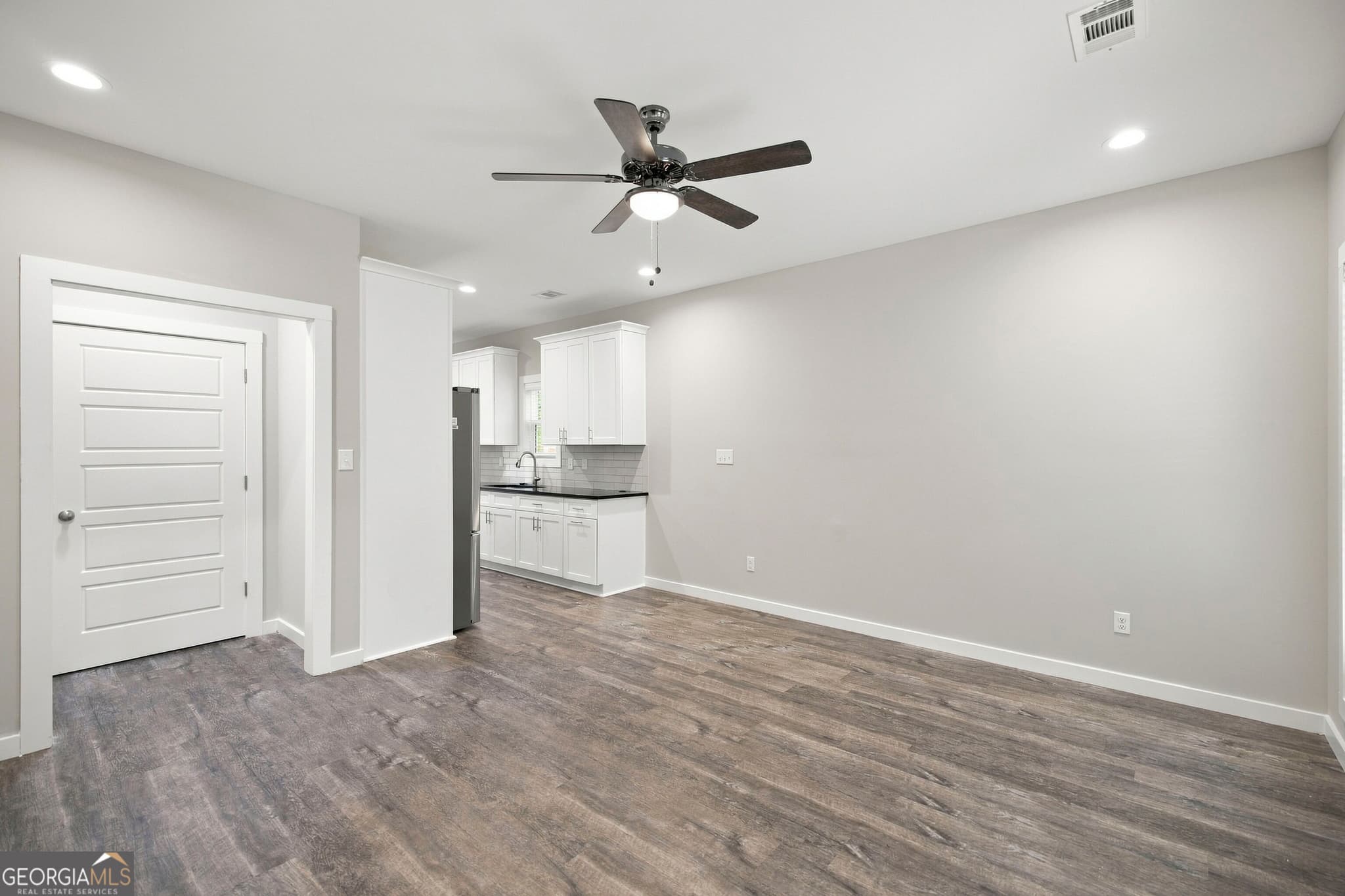 4 bedroom, 2.5 bathroom, 1,692 sq ft single family residence for rent at 110 Leisure Pointe Cove, Warner Robins, GA 31088 for $2,100 a month — photo 4