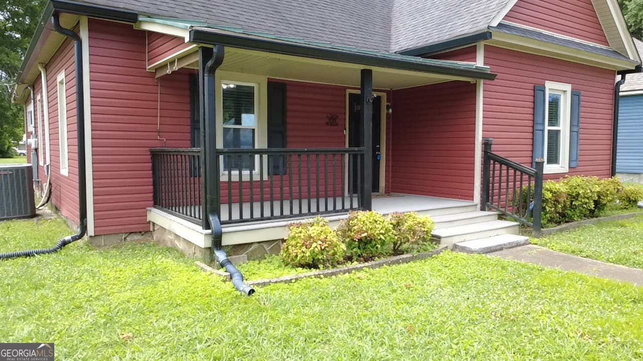 3 bedroom, 2 bathroom, 1,326 sq ft single family residence for sale at 108 W 10th Street, Chickamauga, GA 30707 — photo 2