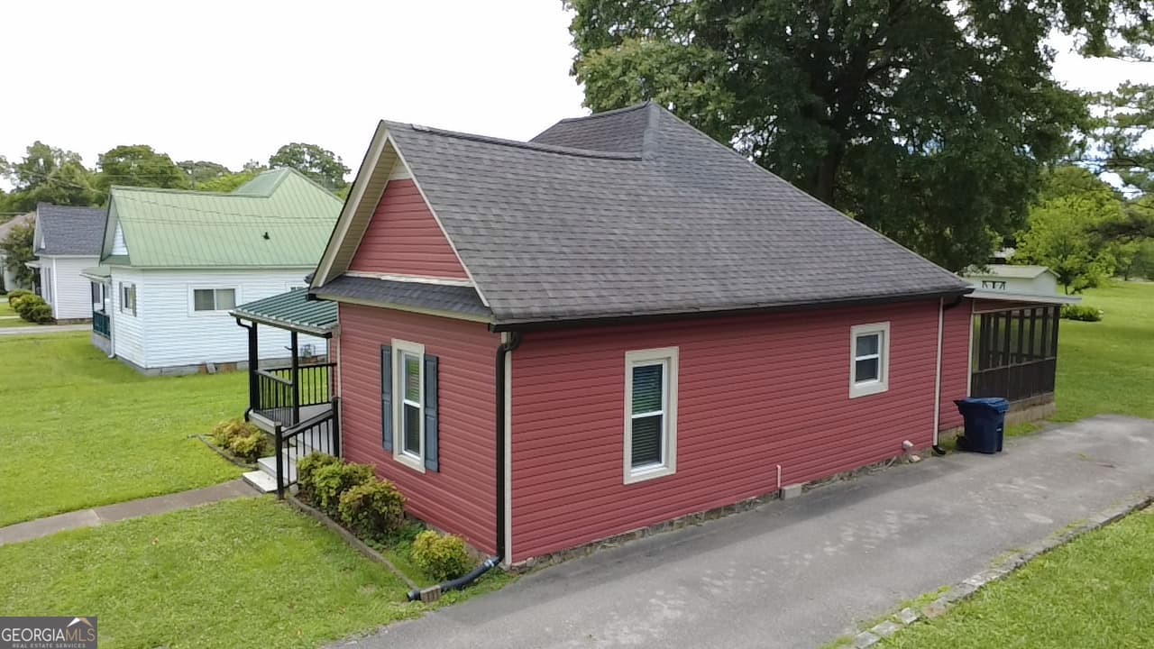 3 bedroom, 2 bathroom, 1,326 sq ft single family residence for sale at 108 W 10th Street, Chickamauga, GA 30707 — photo 6