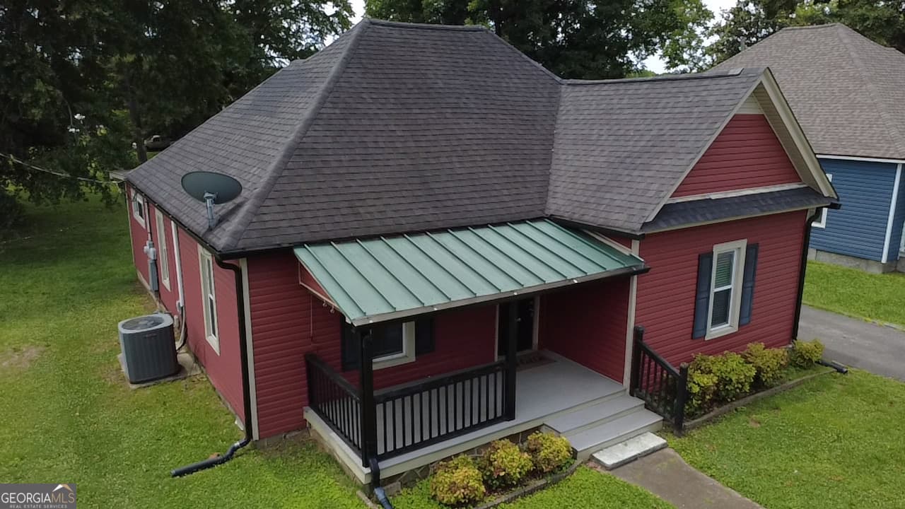 3 bedroom, 2 bathroom, 1,326 sq ft single family residence for sale at 108 W 10th Street, Chickamauga, GA 30707 — photo 3