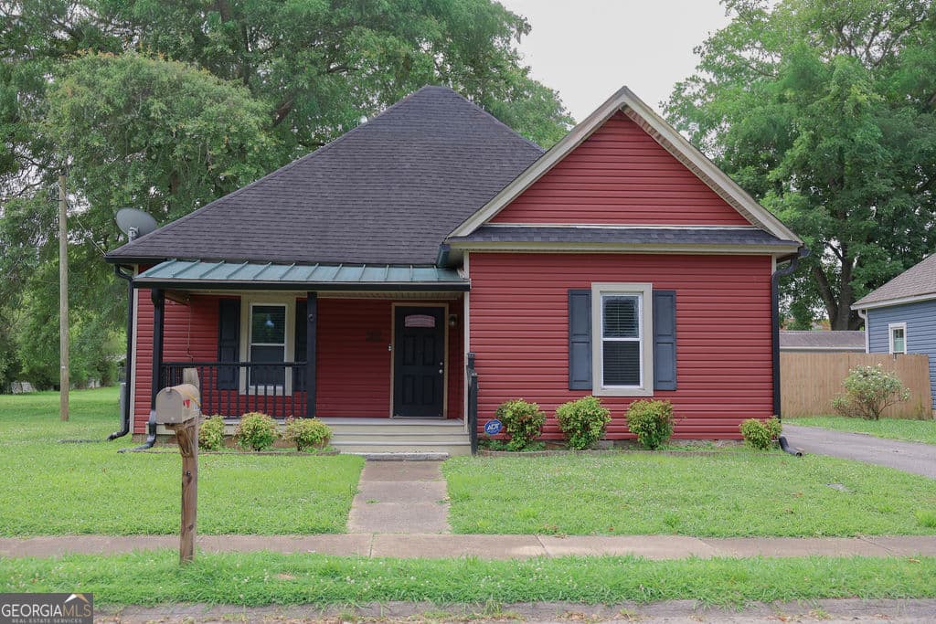 3 bedroom, 2 bathroom, 1,326 sq ft single family residence for sale at 108 W 10th Street, Chickamauga, GA 30707