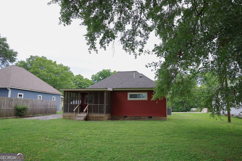 3 bedroom, 2 bathroom, 1,326 sq ft single family residence for sale at 108 W 10th Street, Chickamauga, GA 30707 — photo 5