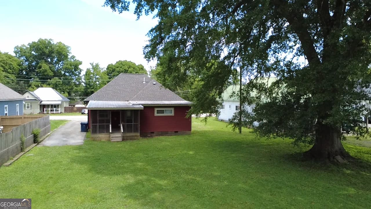 3 bedroom, 2 bathroom, 1,326 sq ft single family residence for sale at 108 W 10th Street, Chickamauga, GA 30707 — photo 4