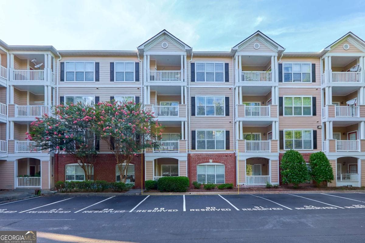 1 bedroom, 1 bathroom, 736 sq ft condominium sold at 4333 Dunwoody Park, Atlanta, GA 30338