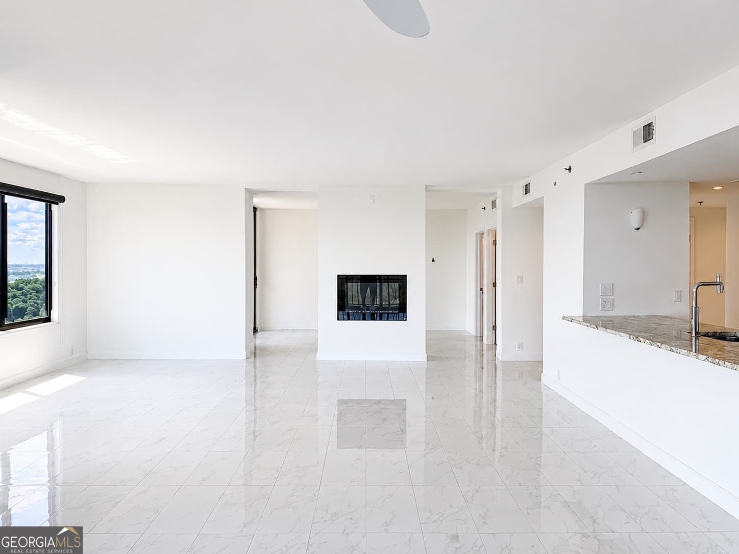 3 bedroom, 3 bathroom, 2,100 sq ft condominium for sale at 3481 Lakeside Drive APT P201, Atlanta, GA 30326 — photo 6