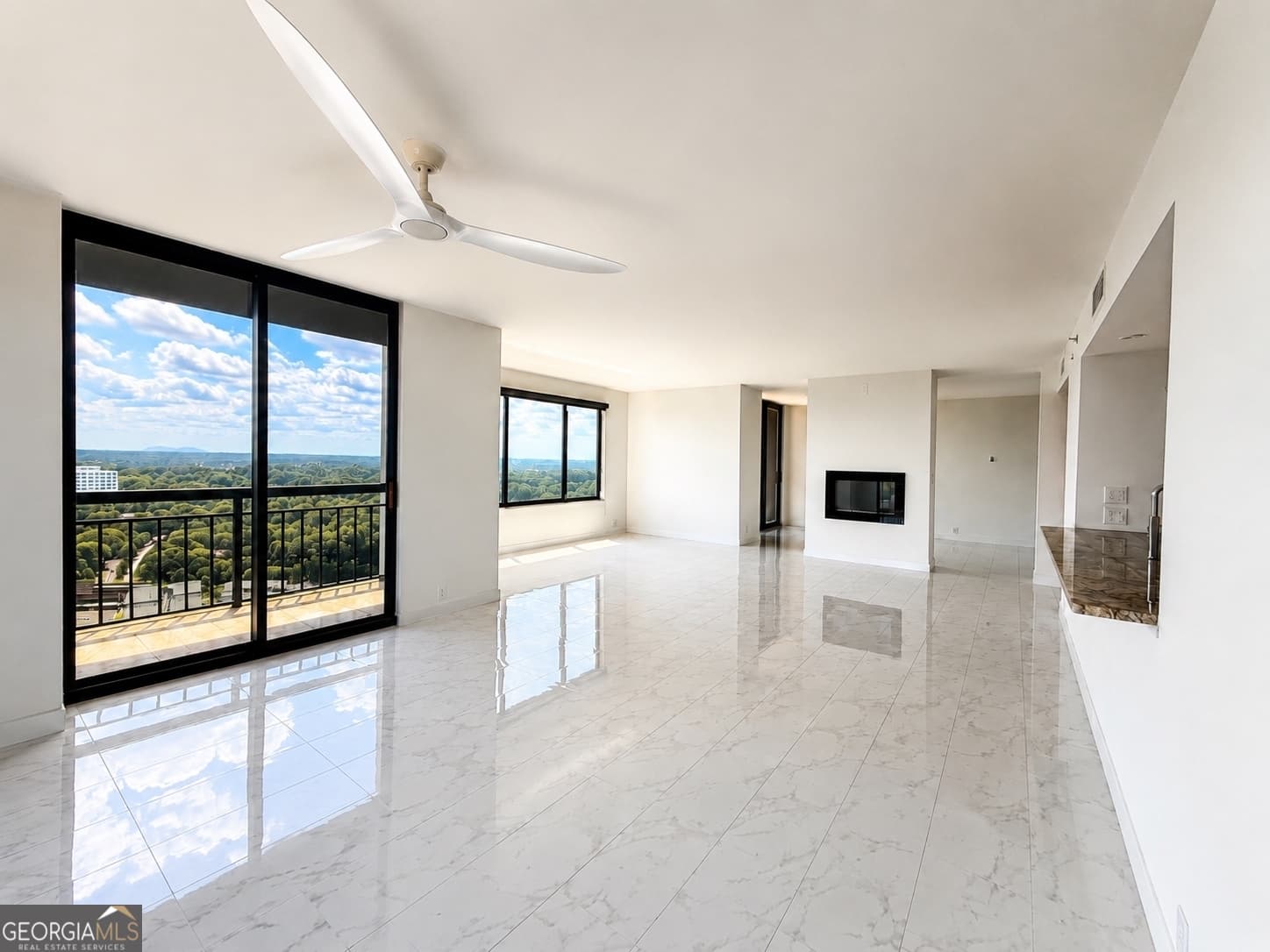 3 bedroom, 3 bathroom, 2,100 sq ft condominium for sale at 3481 Lakeside Drive APT P201, Atlanta, GA 30326 — photo 9