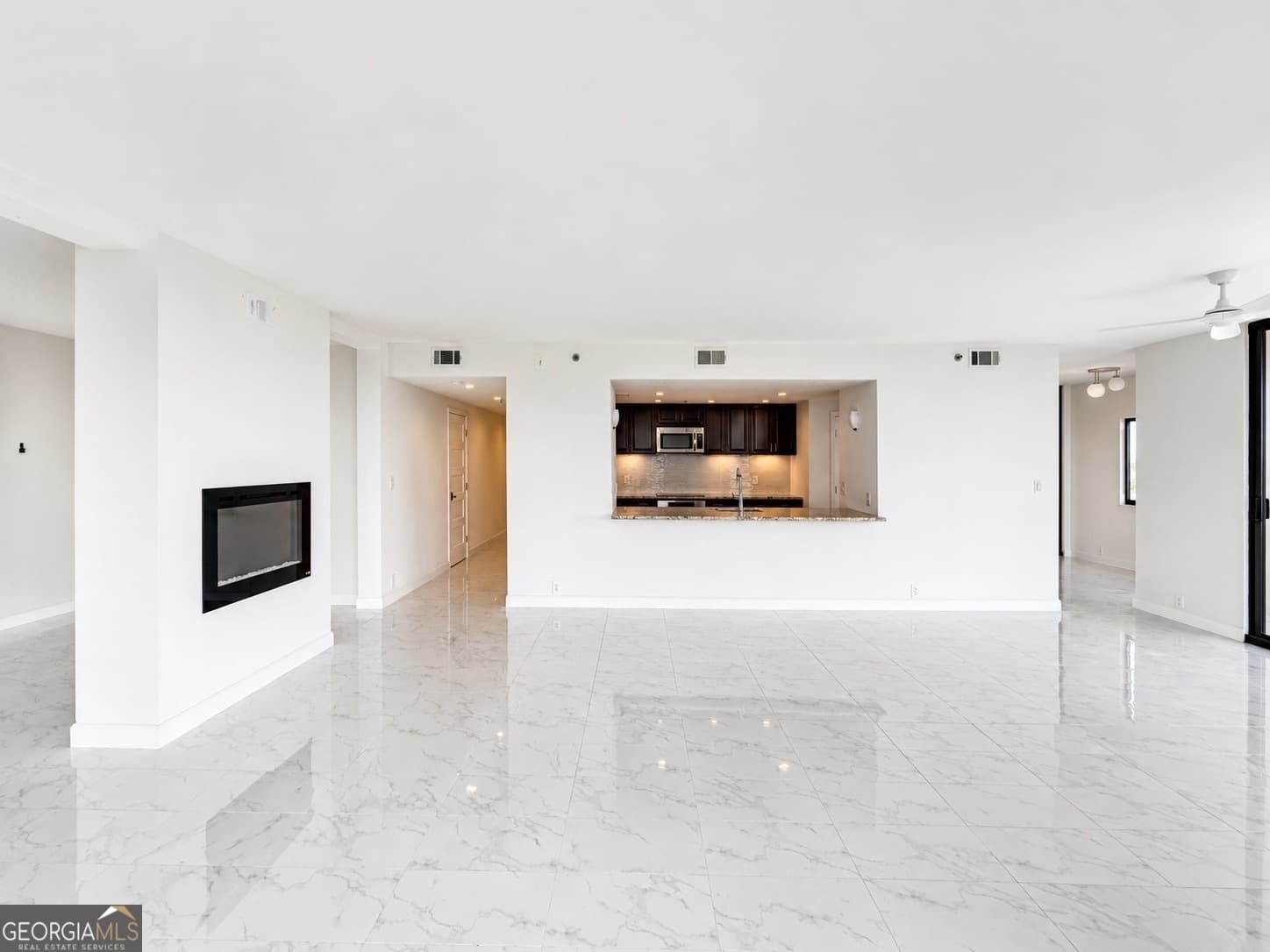 3 bedroom, 3 bathroom, 2,100 sq ft condominium for sale at 3481 Lakeside Drive APT P201, Atlanta, GA 30326 — photo 10