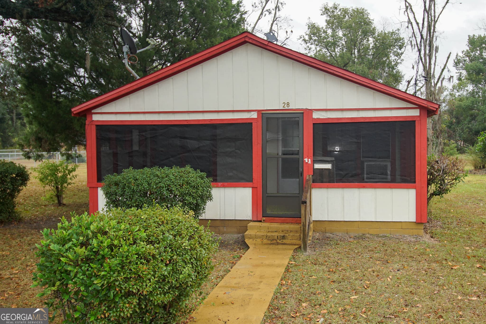 2 bedroom, 1 bathroom, 800 sq ft single family residence under contract at 28 E Mlk Jr Avenue, Lakeland, GA 31635 — photo 2