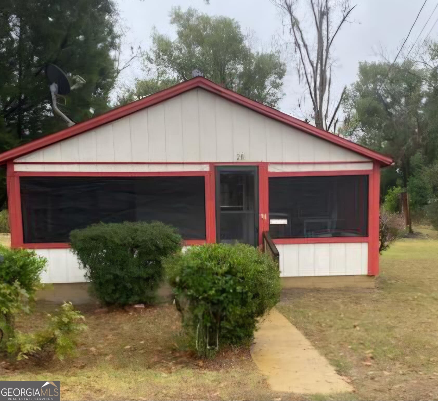 2 bedroom, 1 bathroom, 800 sq ft single family residence under contract at 28 E Mlk Jr Avenue, Lakeland, GA 31635