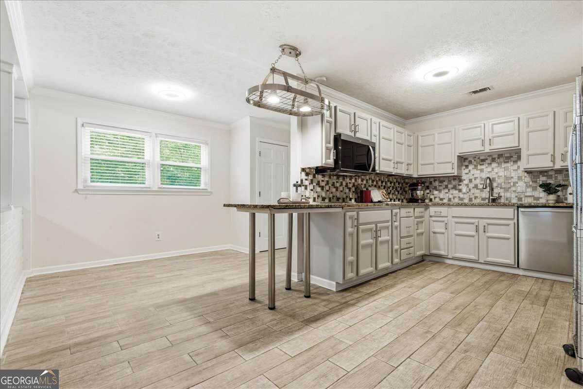 4 bedroom, 2.5 bathroom, 2,553 sq ft single family residence for sale at 3772 Ardsley Court, Marietta, GA 30062 — photo 4