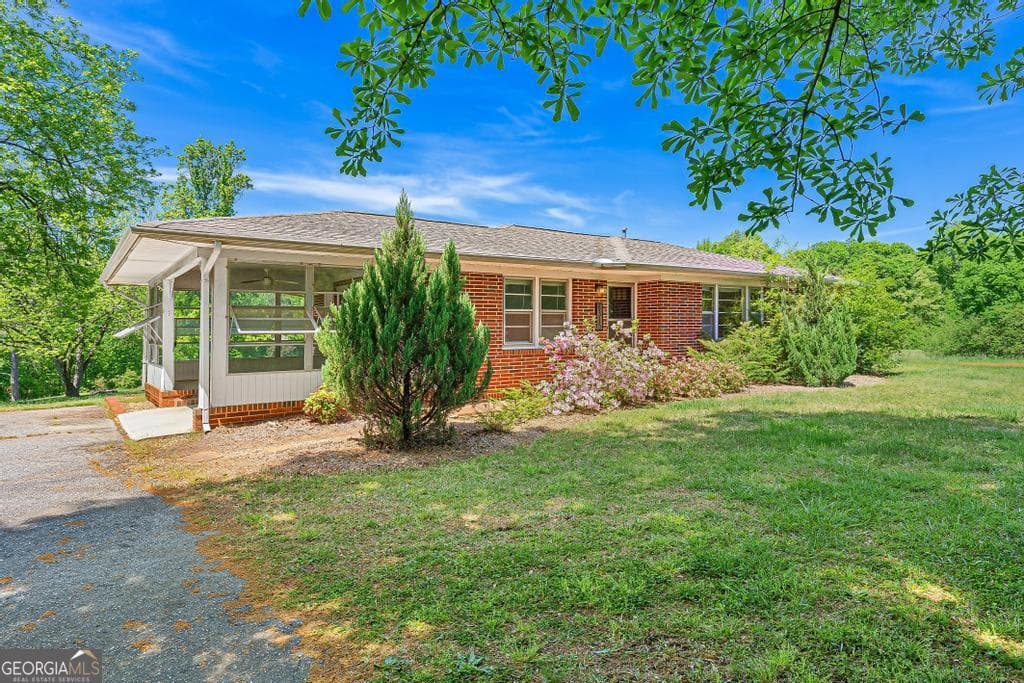 3 bedroom, 1 bathroom, 1,312 sq ft single family residence for sale at 6351 Highway 17, Canon, GA 30520 — photo 2