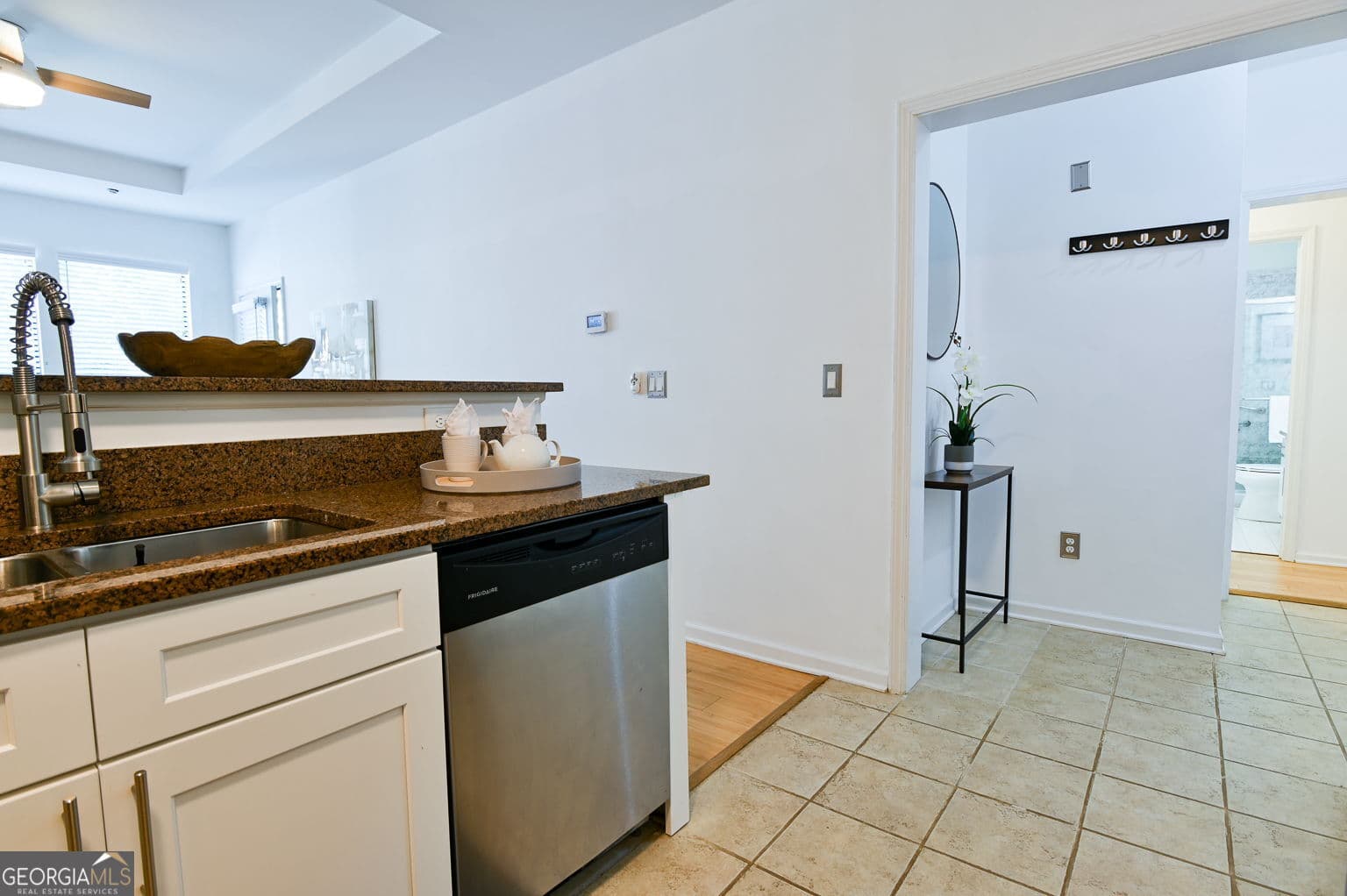 2 bedroom, 1 bathroom, 900 sq ft condominium for sale at 821 Ralph McGill Boulevard APT 2416, Atlanta, GA 30306 — photo 8