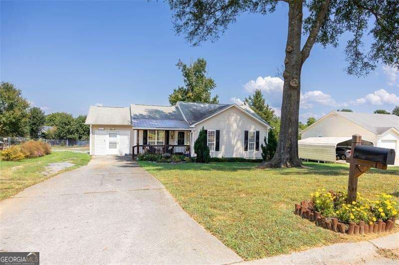 3 bedroom, 2 bathroom, 1,296 sq ft single family residence for sale at 120 Fieldcrest Drive, Calhoun, GA 30701 — photo 1 of 30