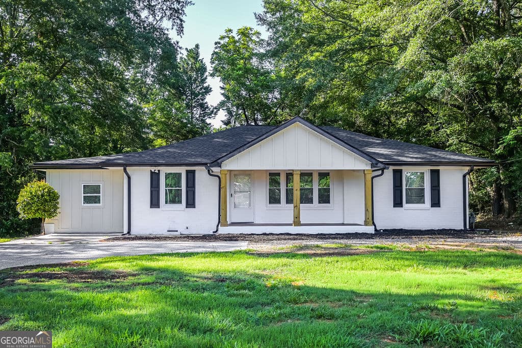 3 bedroom, 3 bathroom, 1,715 sq ft single family residence for sale at 1806 Maple Street, Carrollton, GA 30117 — photo 1 of 33