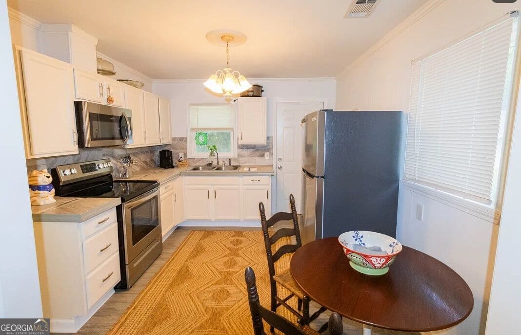 2 bedroom, 1 bathroom, 792 sq ft single family residence under contract at 31 N Easy Street, Statesboro, GA 30458 — photo 4